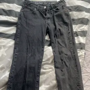 Svarta mid waist jeans med raka ben.  Midja: 26 Längd: 32 Köpta från bik bok (orginal pris 700 kr)  Använts fåtal gånger, används inte längre.  (Priset går att diskutera) 
