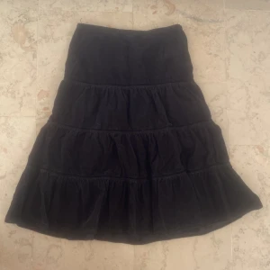 långkjol  - lång kjol i olika lager, vet inte varför den ser så urtvättad ut på bild det är den inte i verkligheten. säljer då den tyvärr är för stor