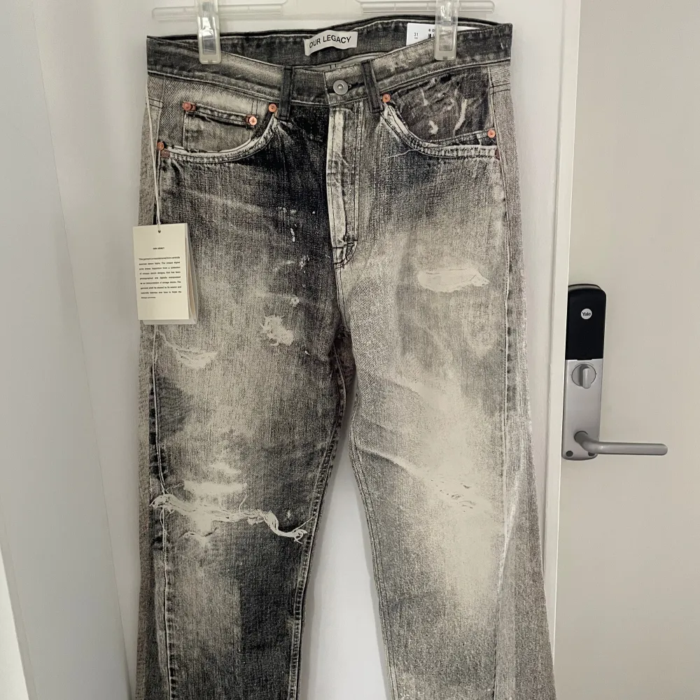 Ett par OurLegacy Thirdcut jeans  som aldrig blivit använda 10/10 condition som sitter som W30, finns kvitto på dem . Jeans & Byxor.