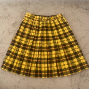 veckad gul och svartrutig kjol - väldigt punkig kjol !!! otroligt fin och stretchig 