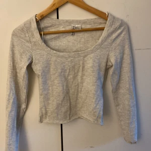 Långärmad tröja - En grå Uringad tröja från H&M som inte är använd många gånger. Bra skick och väldigt fin👌🏻ordinariepris 100kr