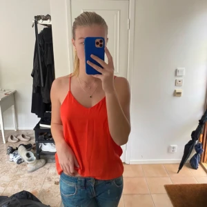 Orange linne - Silkes liknande linne i jättefint och skönt material. Bra skick! Obs: ser mer rödaktig ut i bilderna