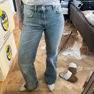 Blå-gråa jeans från zara🍾 - Knappt använda och är i super bra skick💓
