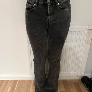 Gråa Low waist bootcut jeans - Säljer nu dessa fina lågmidjade gråa jeans ifrån Gina Tricot. Säljer på grund av att dem ej används längre. Går bra att skriva privat vid frågor eller om fler bilder önskas. 🌸
