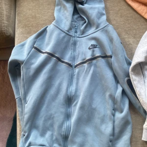 Nike tech xl i barn, 158-170 - Knappt använd, ljus blå Nike tech