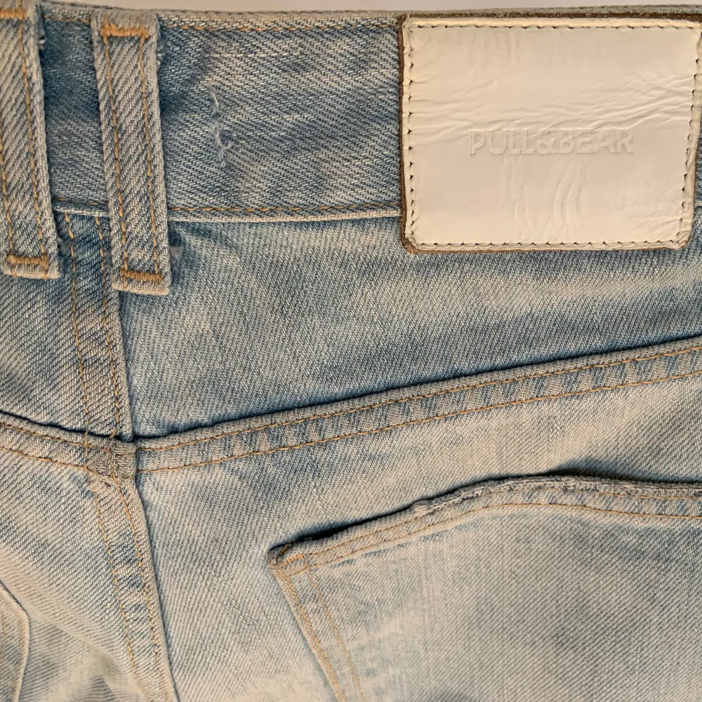 Slitna ljusblåa jeansshorts från pull&bear. Gott skick! ☀️. Shorts.