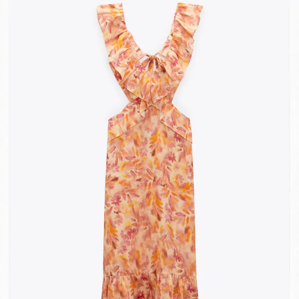 Super fin mack klänning från zara köpt förra året! Använt endast några gånger och är som i nyskick🩷🩷ny pris 700 . Klänningar.