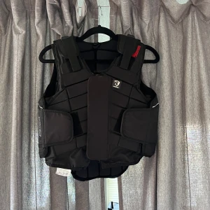 Ridväst  - Använd några gånger men den är inte sliten och den sitter jätte fint!  Säljer den då jag har tappat intresset för hästar!😊passar mig som är XS liten S 