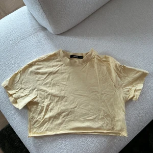 Gul t-shirt magtröja - Babygul fin färg! 🙏🏼 Använd ca 2 gånger! 
