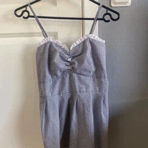 Somrig topp - Jättesöt topp som aldrig kommit till användning. Köpt på 2000-talet vet därför inte vart den är ifrån💞💞