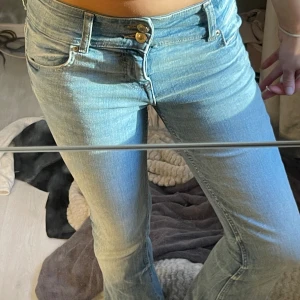 bershka lågmidjade jeans💞💞 - säljer ett par jeans från Bershka, de är skitsnygga men kommer inte till användning. Köpte de här på plick för inte så länge sen och de är i bra skick. Inga defekter osv. Strl 36 men passar 34 med, midjemått i kmt💗Jag är 165cm!!!