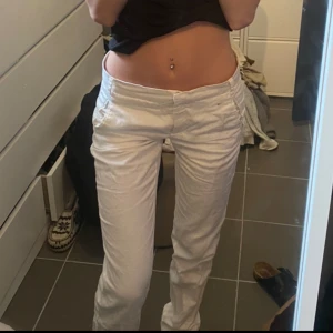 Lågmidjade linnebyxor  - Superfina vita linnebyxor i jättefint skick! Säljer då jag inte har nån användning av dessa då jag har fler linnebyxor! Pris kan diskuteras💕