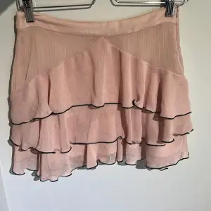 Superfin kjol från Zara. Använd enstaka gånger så i väldigt fint skick❤️Skriv innan och tryck inte på köp nu!