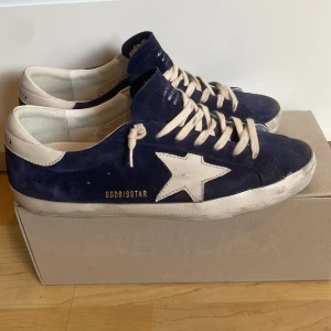 Golden goose Blåa - Tja, nu säljer jag mina Golden goose skor som knappt är använda. Storlek 43 och du får med dig box, dustbag och kort. Jag säljer dem eftersom att dem är för stora men jag kan inte lämna tillbaks dem. Nypriset är run 5,6 tusen kr mitt pris: 4650kr. 