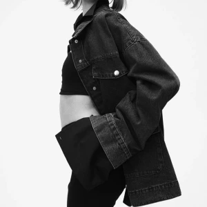 Denimjacka Jeansjacka - Så fin jeansjacka som tyvärr inte kommer till användning, använd en gång. Säljer för att jag vill köpa en annan jacka 🥰🥰