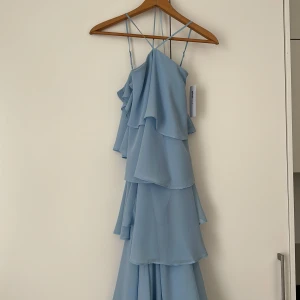 Gina tricot frill maxi dress  - Gina tricot frill maxi dress helt ny finns lapp kvar.