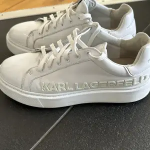Vita Karl Lagerfeld sneakers  Mycket fint skick  Storlek 39 