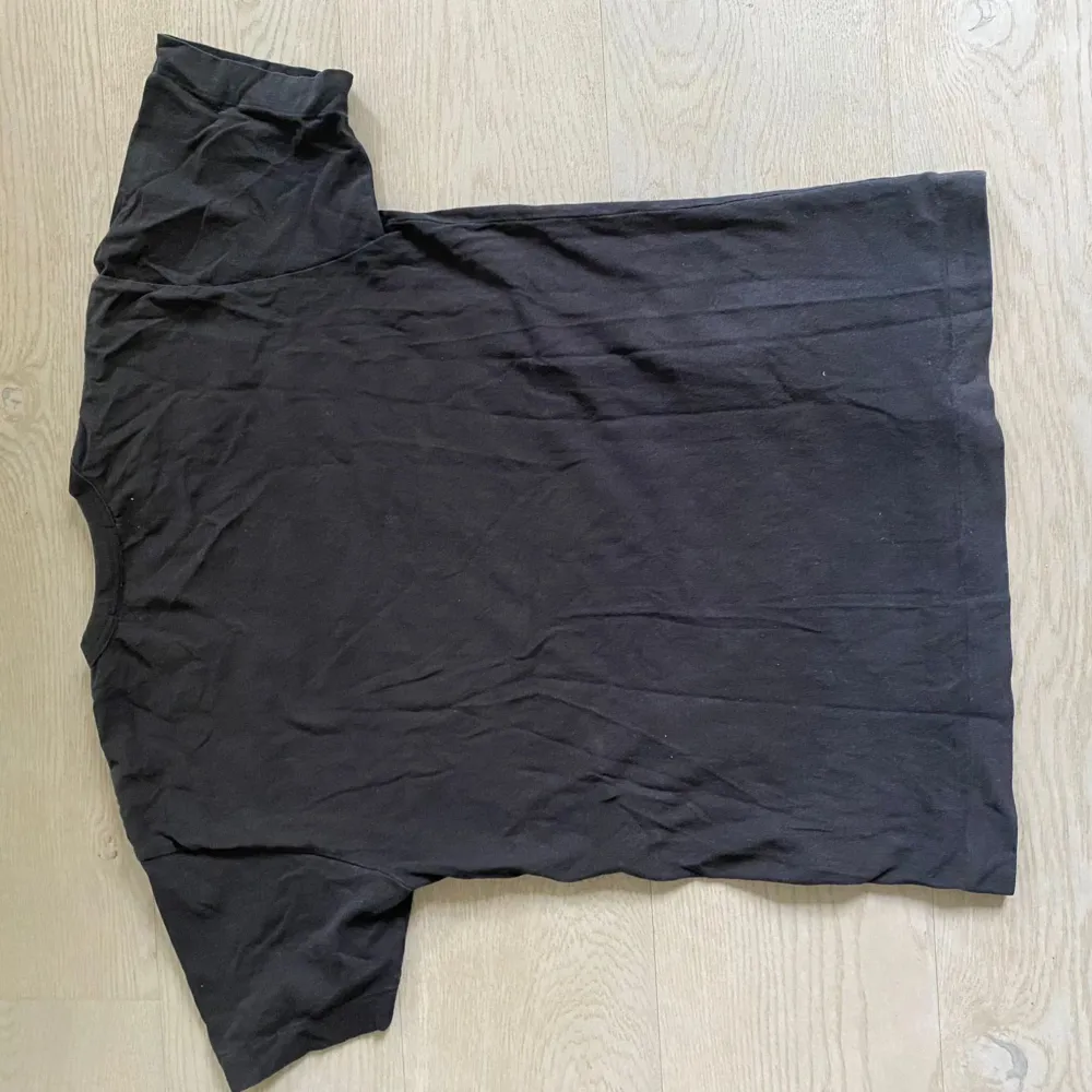 Säljer min Comme Des Garçons T-shirt då jag inte använder den längre. Skicket på den är bra. Priset kan diskuteras vid minsta lilla fundering så är det bara att fråga.. T-shirts.