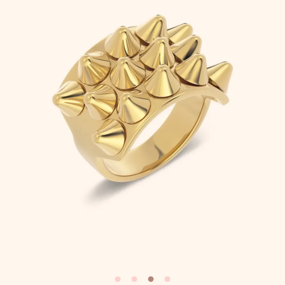 Sjukt snygg ring ifrån Edblad som heter ”Peak ring gold”, nypris är 399!! Ringen är i storlek M vilket motsvarar 17,5mm, ringen är lite sliten där bak men inget som man tänker på då det e på undersidan!!. Accessoarer.