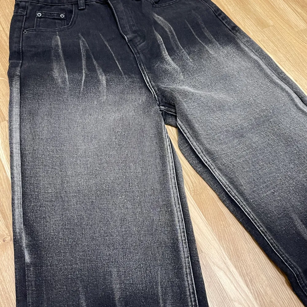 Helt nya byxor, aldrig använda.  Säljer pga att storleken passar inte. Midjestorlek 62-66cm.. Jeans & Byxor.