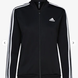 Adidas zipup - Den är sparsamt använd och jag säljer den eftersom jag behöver plats i garderoben💕💕