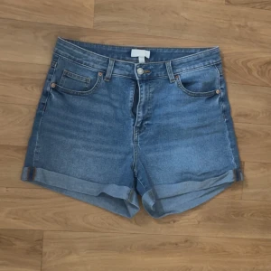Blåa jeans shorts - Storlek 44, använda några gånger förra sommaren men passar inte längre. Ordinarie öris 250kr.