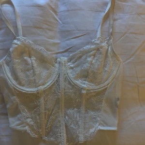 topp - 🤍säljer min vita spetstopp då den inte kommit till användning 🤍 nyskick !! ingen vaddering !! svarar snabbt vid frågor!🫶🏼