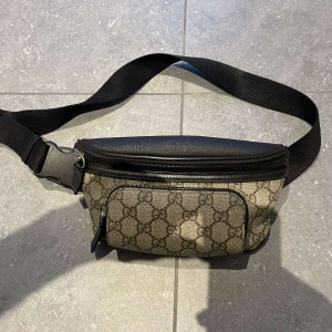 Gucci väska  - Säljer min gucci väska eftersom jag har tappat intresse för märkes kläder, väskan är använd fåtal gånger och är i 10/10 skick. Väskan säljs inte av gucci längre.  kvitto finns skriv ändats om du är seriös