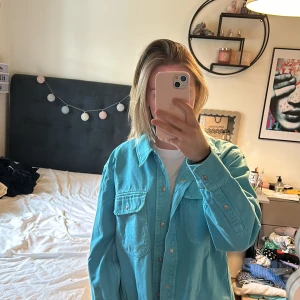 Calvin Klein Jeans Jacka - Säljer denna coola jacka från Calvin Klein! Den är i väldigt fint skick, använd en gång. Säljer den då den inte kommer till användning. 🩵Pris kan diskuteras!!!