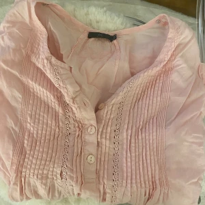 Söt rosa blus - en fin rosa blus som är perfekt för sommaren! Köpt utomlands 🤍🎀 LITEN DEFEKT MEDFÖLJER