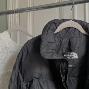 The North Face Puffer Jacket / Jacka - Pufferjacka från the north face, inköpt i stockholm förra vintern, nypris 3899 kr. Väldigt varm och sååå snygg, måste dock sälja den nu, då jag numer bor i Italien där det inte blir så kallt. 🥹