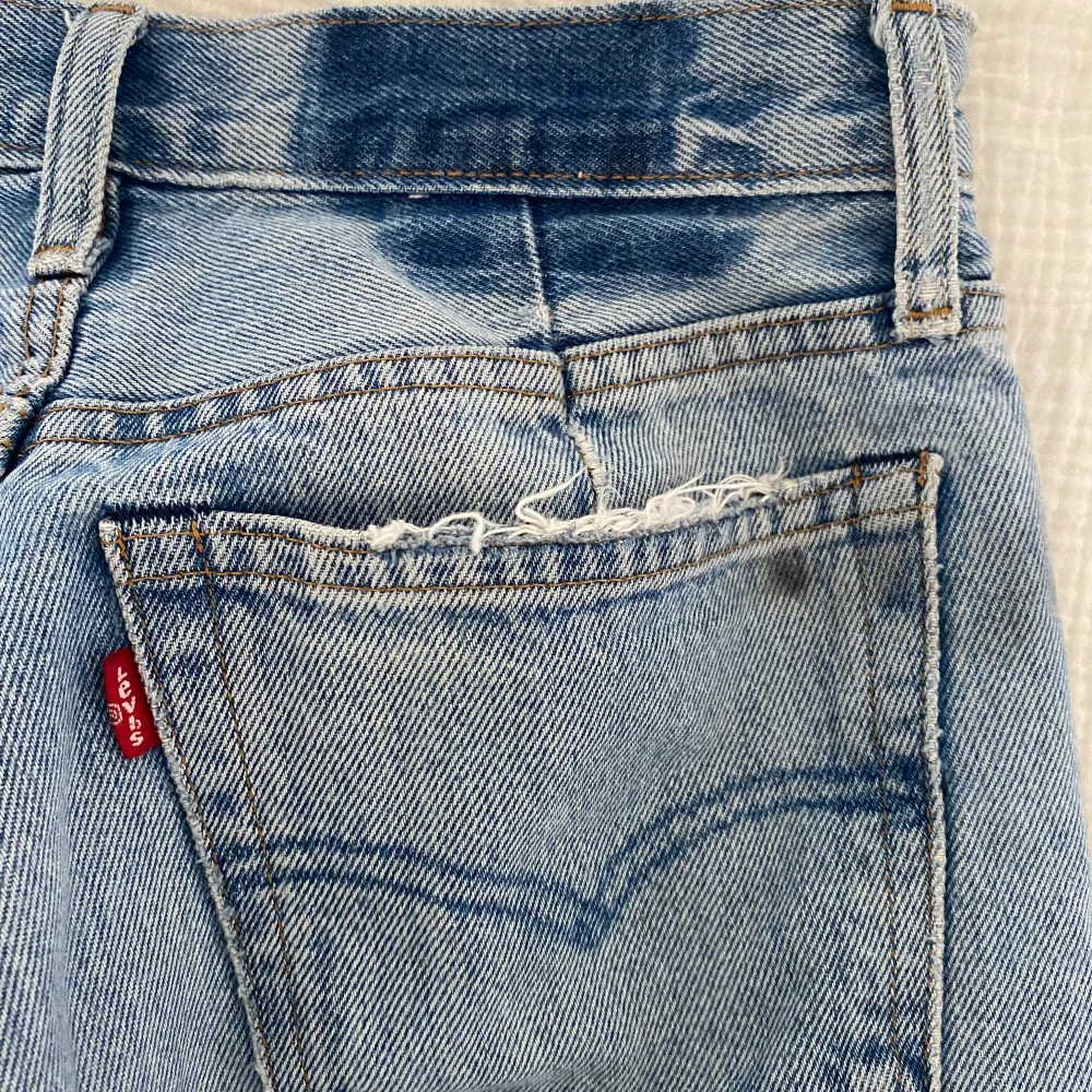 Säljer dessa levis jeans som jag från början köpt på plick. Skitsnygga ljusblå med en wide leg model som jag skulle säga är mer rak. Som man kan se på bilderna finns det lite slitage men inget som jag tycker påverkar utseendet negativt 💗. Jeans & Byxor.
