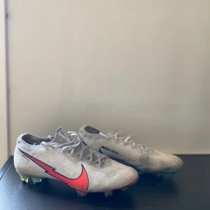 Nike mercurial - Storlek 43 Använda 6,5/10 Slitage dobbar 1/10 Allmän defekter 2/10 