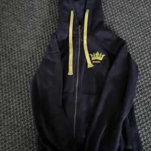 Sweden hoodie - Hoodie med sweden. Marinblå och fint skick. Mjuk och mysig. Passar S och M. Pris kan diskuteras.