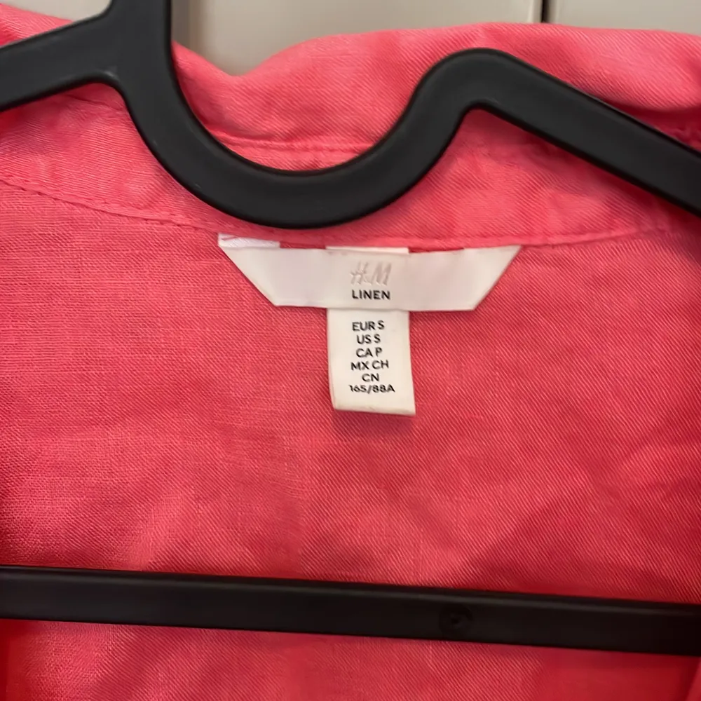 Rosa linneskjorta från H&M. Aldrig använd. . Skjortor.
