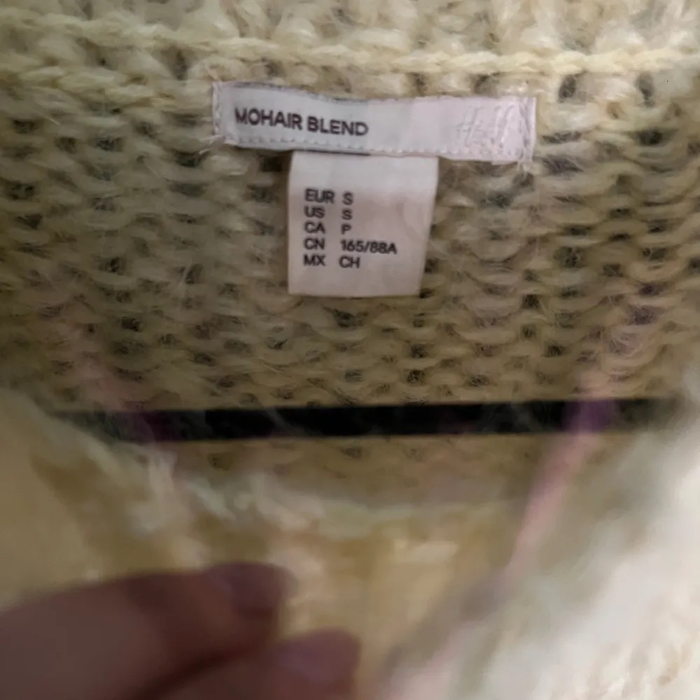 En mohair sweater från H&M. Storlek S. Stickat.