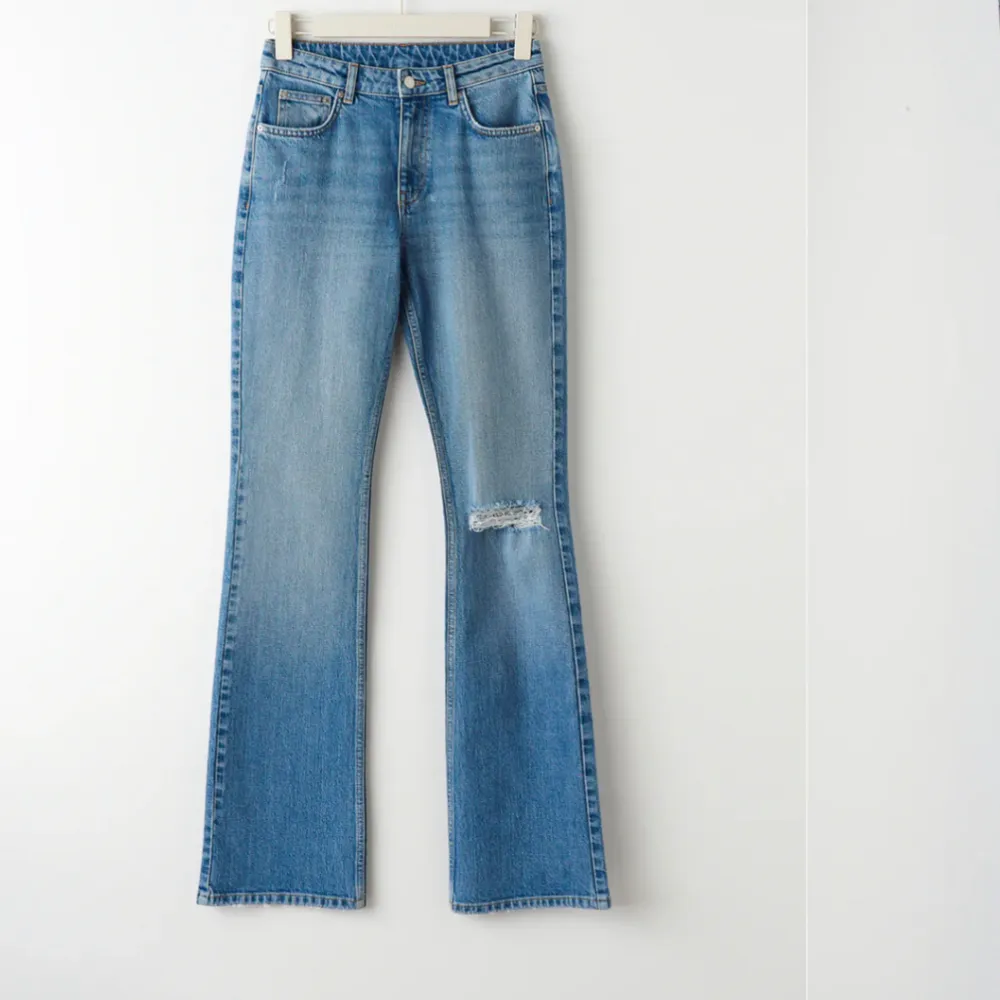 mid waist flare jeans från gina med hål k knät, perfekt blåfärg och sitter jättebra, men säljer dem för att de jag blivit för små . Jeans & Byxor.