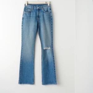 Mid waist flare  - mid waist flare jeans från gina med hål k knät, perfekt blåfärg och sitter jättebra, men säljer dem för att de jag blivit för små 