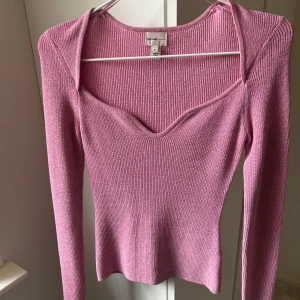 Rosa topp - Rosa tröja från River Island med glitter. Använd en gång 