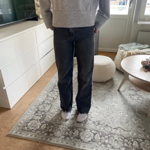 Jeans - Jeans från Zara i storlek 34. Hög i midjan.
