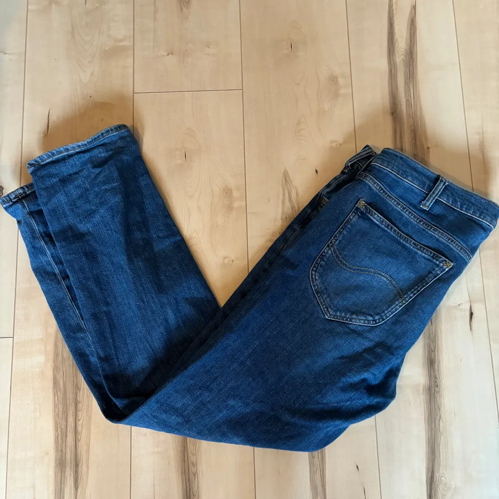 Säljer ett par gamla Lee jeans modell daren zip fly i storlek W36 L32. Jeans & Byxor.