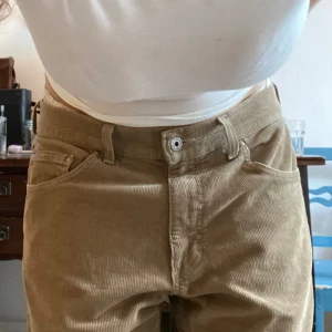 Manchester byxor mustang - Feta Manchester byxor från mustang. Byxorna är slitna på ena knäet(se sista bilden) men är annars i bra skick. Skriv till mig om du undrar något!