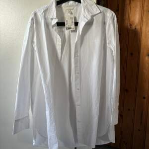 Helt ny vit oversized skjorta från h&m, prislapp kvar. 