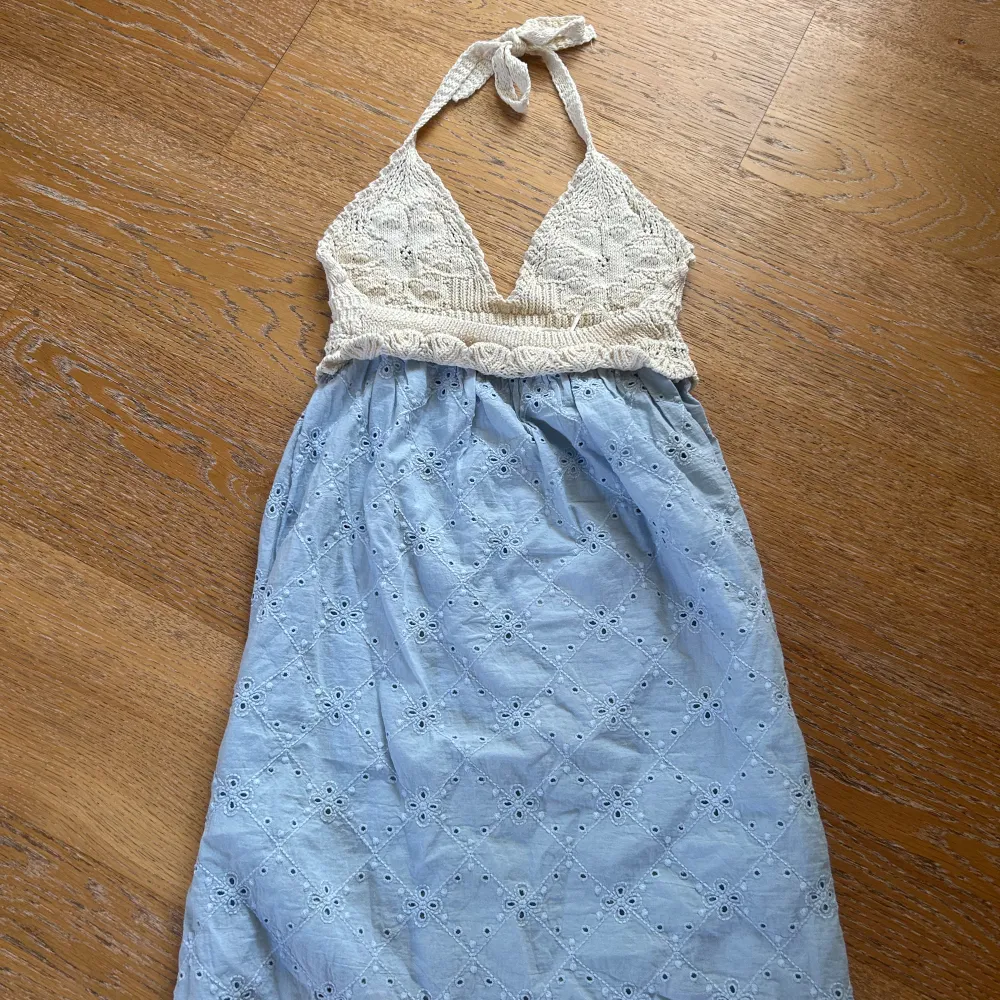 Säljer denna helt nya zara klänningen köpt för några veckor sen! Så söt på och passar super bra nu till sommaren🌺🐚🥥 Skriv för frågor😊. Klänningar.