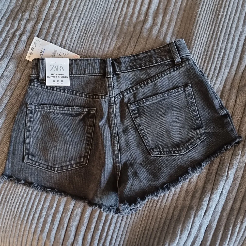 Snygga jeansshorts high-rise. Helt nya och oanvända. Inköpta i Düsseldorf.. Shorts.