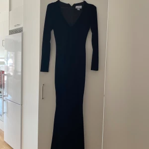 Sammetsklänning svart - Svart sammetsklänning ifrån nly eve. Använd stol xs