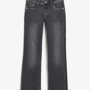 Säljer dessa finns jeans som jag tycker tycker är lite stora, de är slutsålda på H&M och eftertraktade. Jag är 173 typ å de passar mig, kan lösa innerbenslängden 😍