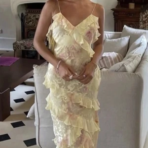 Jättefin gul volang klänning💛 - Säljer denna fina kläningen, då den är för stor. Köpt av någon annan på plick, så den är ej använd❣️