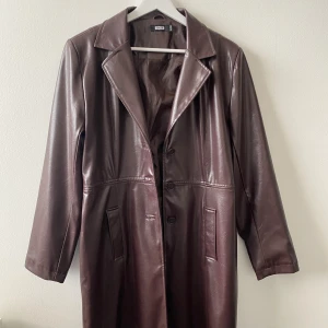 Vintage 90 tals kapp - Vin röd mot brun färg, Mammas gamla används ej, lång, vindtålig, bra skick, material - läderaktig, storlek S/M