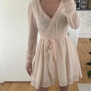 Ljusrosa klänning - Sommarklänning från NLY Trend. Knappt använd så väldigt fint skick. Storlek 36.